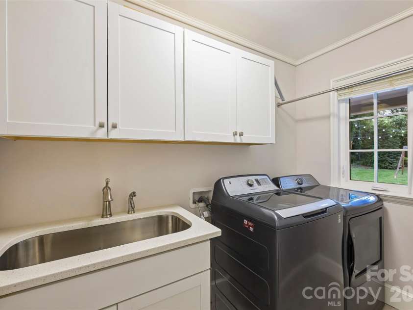 3942 Barclay Downs Drive, Charlotte, NC 28209.  MLS# CAR4409460, YatesRealty ID 45999. 