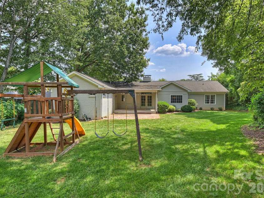 3942 Barclay Downs Drive, Charlotte, NC 28209.  MLS# CAR4409460, YatesRealty ID 45999. 