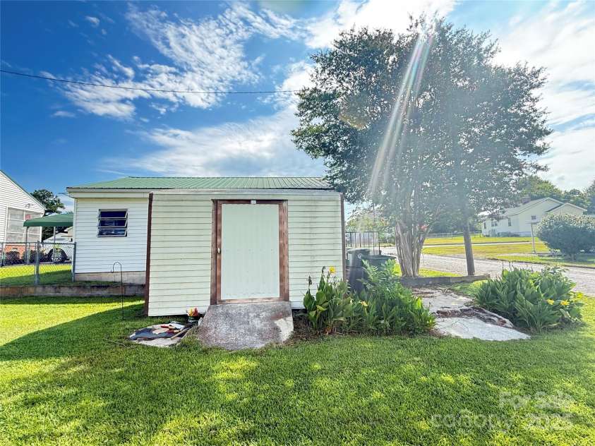 3 Underwood Avenue, Great Falls, SC 29055.  MLS# CAR4286398, YatesRealty ID 46. 