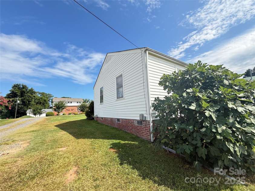 3 Underwood Avenue, Great Falls, SC 29055.  MLS# CAR4286398, YatesRealty ID 46. 