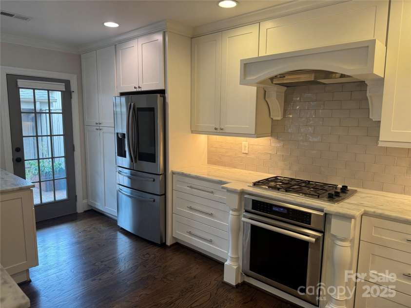 4909 Torrey Pines Court, Charlotte, NC 28226.  MLS# CAR4284066, YatesRealty ID 46. Kitchen