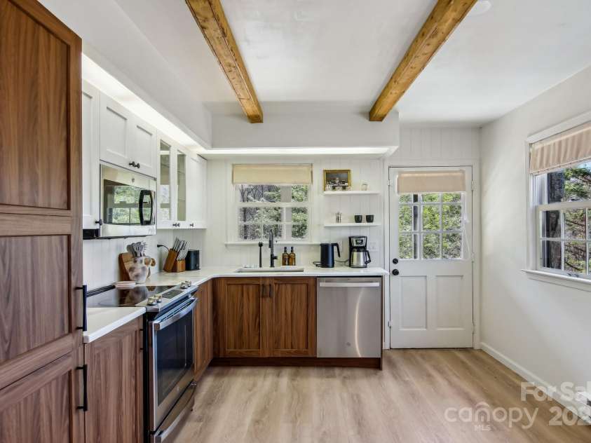 821 Summit Drive, Maggie Valley, NC 28751.  MLS# CAR4225220, YatesRealty ID 4600. Kitchen
