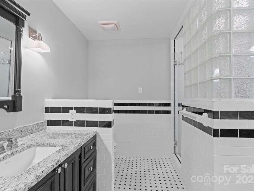 1626 Wendover Road, Charlotte, NC 28211.  MLS# CAR4155569, YatesRealty ID 4601. 