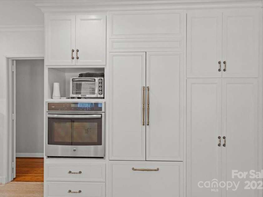 1626 Wendover Road, Charlotte, NC 28211.  MLS# CAR4155569, YatesRealty ID 4601. Built in 2nd oven and JennAire refrigerator.