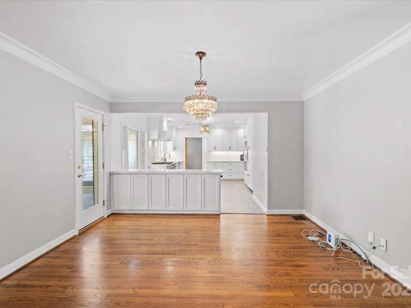 1626 Wendover Road, Charlotte, NC 28211.  MLS# CAR4155569, YatesRealty ID 4601. Gorgeous chandelier in the dining room.