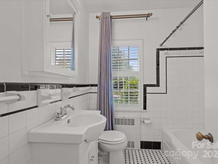 1626 Wendover Road, Charlotte, NC 28211.  MLS# CAR4155569, YatesRealty ID 4601. Shared full bath with original tile work.