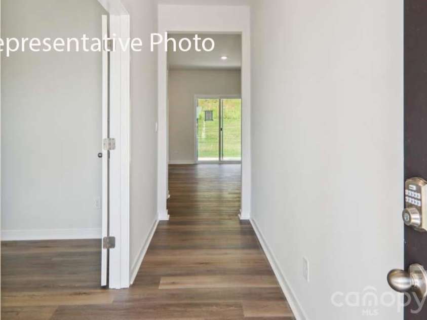 600 17th Avenue Drive, Hickory, NC 28601.  MLS# CAR4358318, YatesRealty ID 4601. 