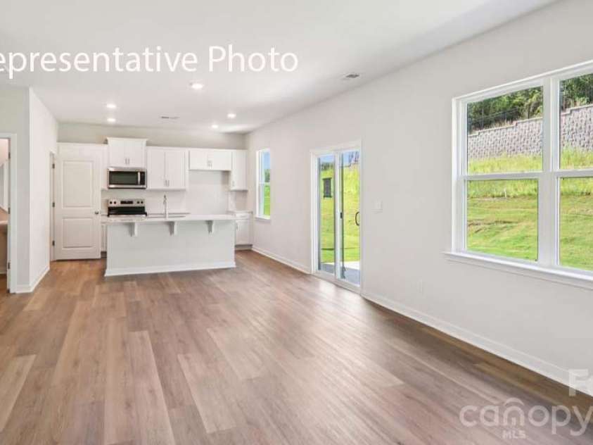 600 17th Avenue Drive, Hickory, NC 28601.  MLS# CAR4358318, YatesRealty ID 4601. 