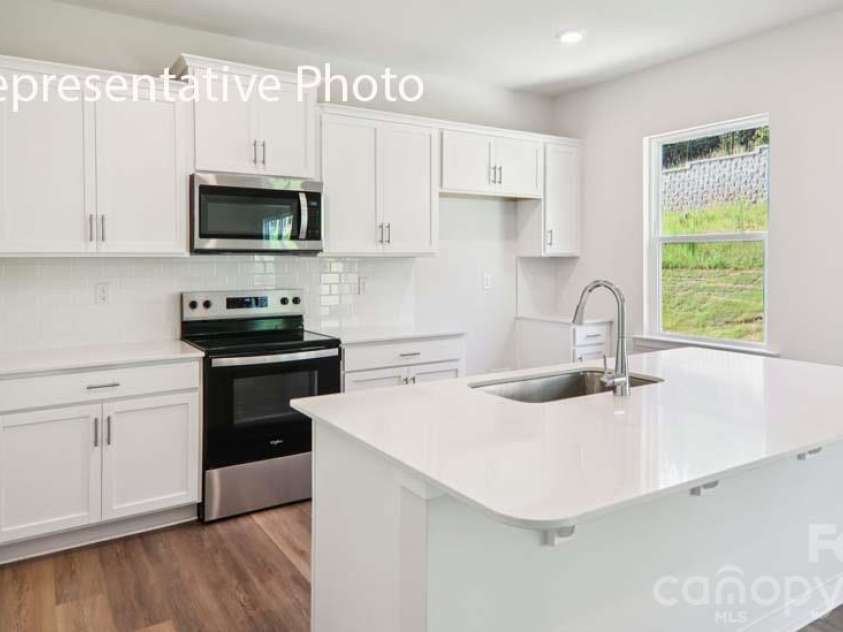 600 17th Avenue Drive, Hickory, NC 28601.  MLS# CAR4358318, YatesRealty ID 4601. 