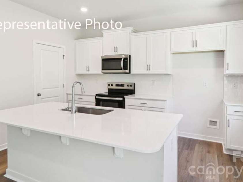 600 17th Avenue Drive, Hickory, NC 28601.  MLS# CAR4358318, YatesRealty ID 4601. 
