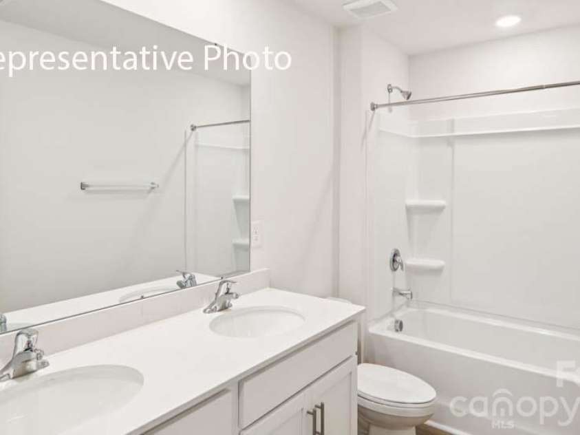 600 17th Avenue Drive, Hickory, NC 28601.  MLS# CAR4358318, YatesRealty ID 4601. 