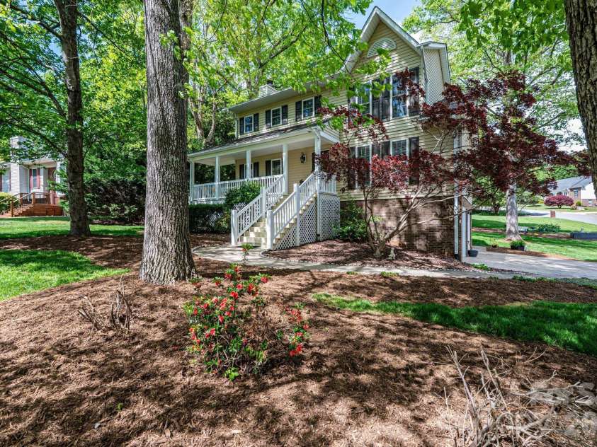 600 17th Avenue Drive, Hickory, NC 28602.  MLS# CAR4370013, YatesRealty ID 4601. 