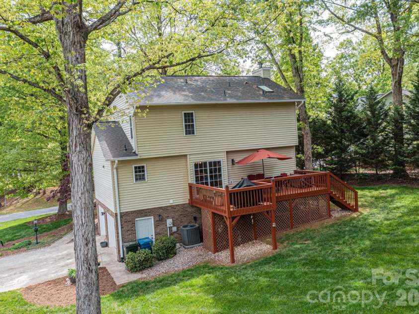 600 17th Avenue Drive, Hickory, NC 28602.  MLS# CAR4370013, YatesRealty ID 4601. 