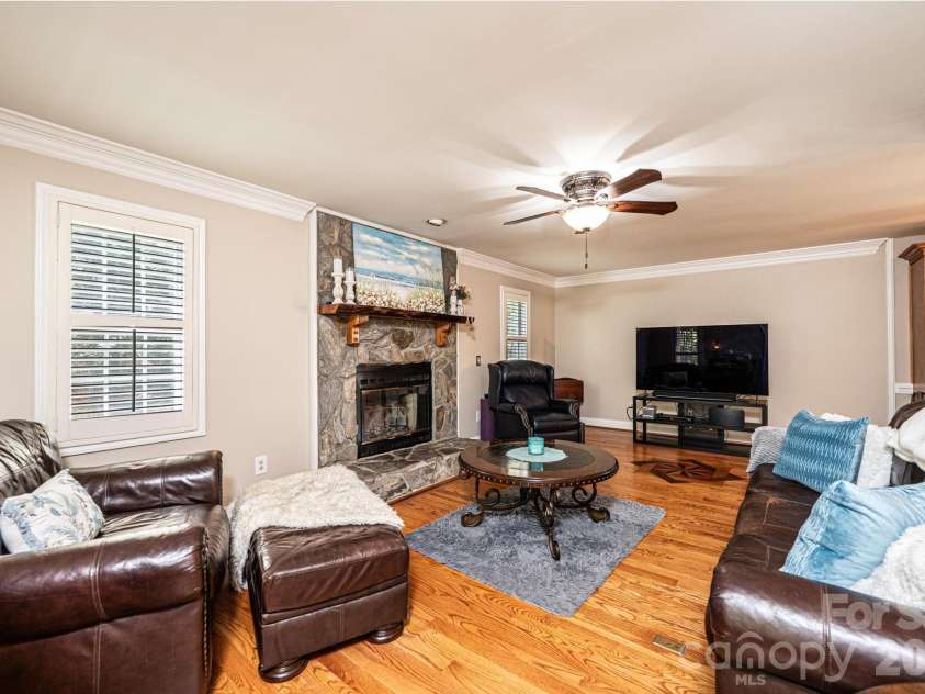 600 17th Avenue Drive, Hickory, NC 28602.  MLS# CAR4370013, YatesRealty ID 4601. 