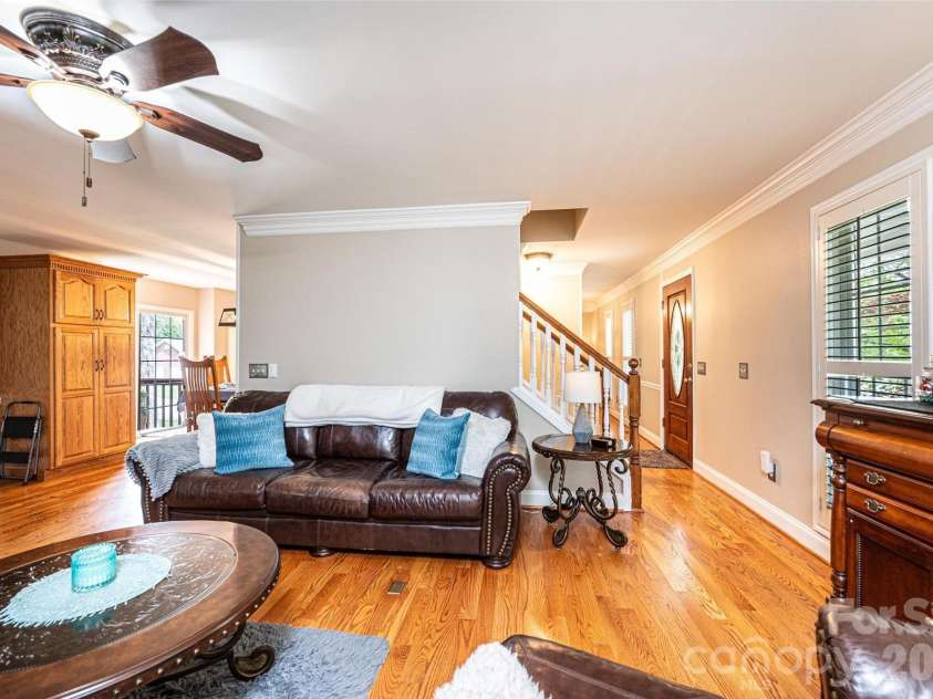 600 17th Avenue Drive, Hickory, NC 28602.  MLS# CAR4370013, YatesRealty ID 4601. 