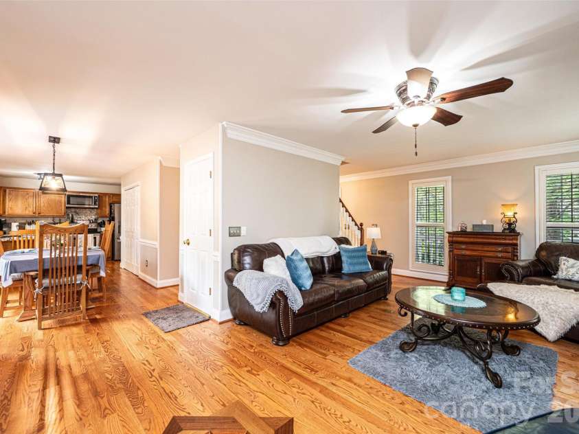 600 17th Avenue Drive, Hickory, NC 28602.  MLS# CAR4370013, YatesRealty ID 4601. 