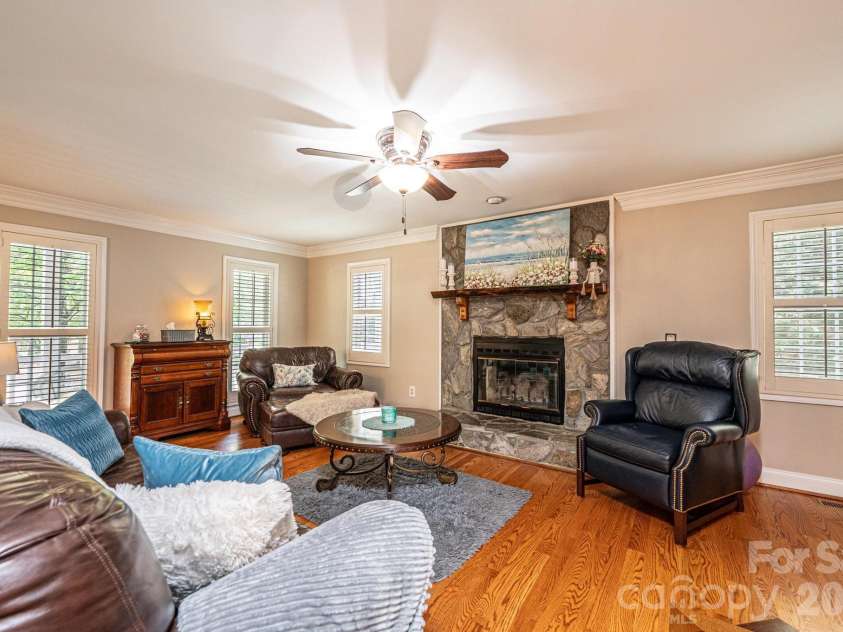 600 17th Avenue Drive, Hickory, NC 28602.  MLS# CAR4370013, YatesRealty ID 4601. 