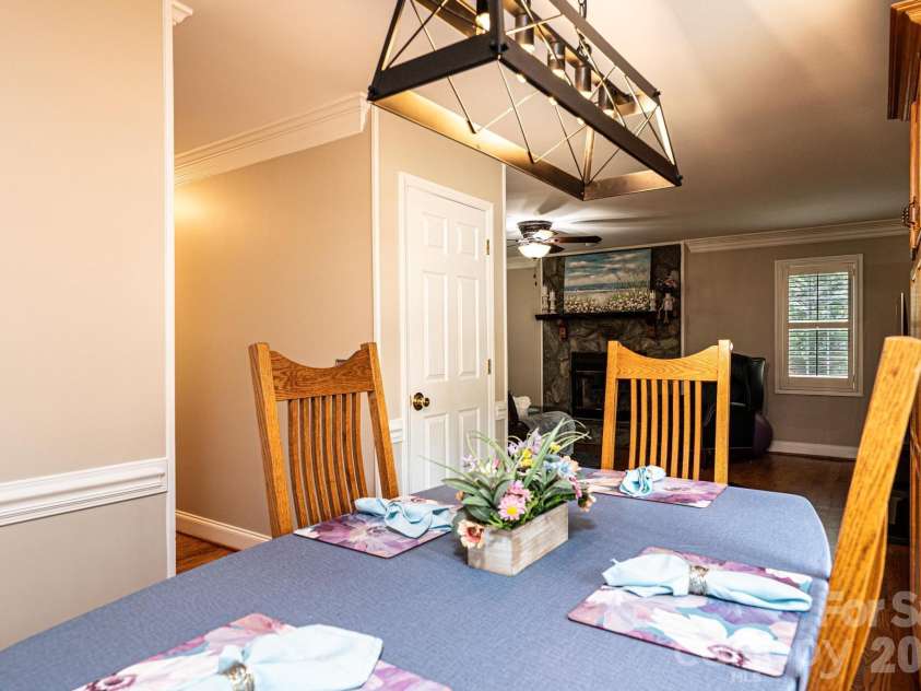 600 17th Avenue Drive, Hickory, NC 28602.  MLS# CAR4370013, YatesRealty ID 4601. 