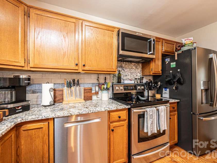 600 17th Avenue Drive, Hickory, NC 28602.  MLS# CAR4370013, YatesRealty ID 4601. 