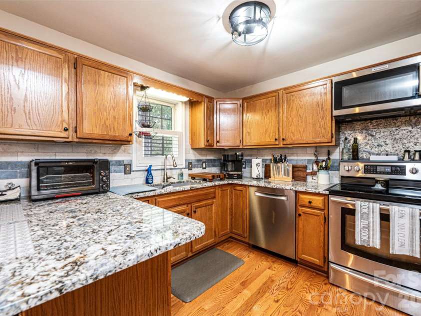 600 17th Avenue Drive, Hickory, NC 28602.  MLS# CAR4370013, YatesRealty ID 4601. 