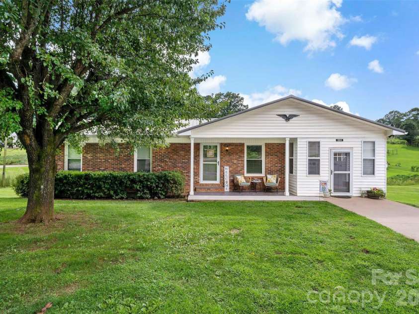 204 Quail Hollow Road, Marion, NC 28752.  MLS# CAR4409069, YatesRealty ID 46017. 