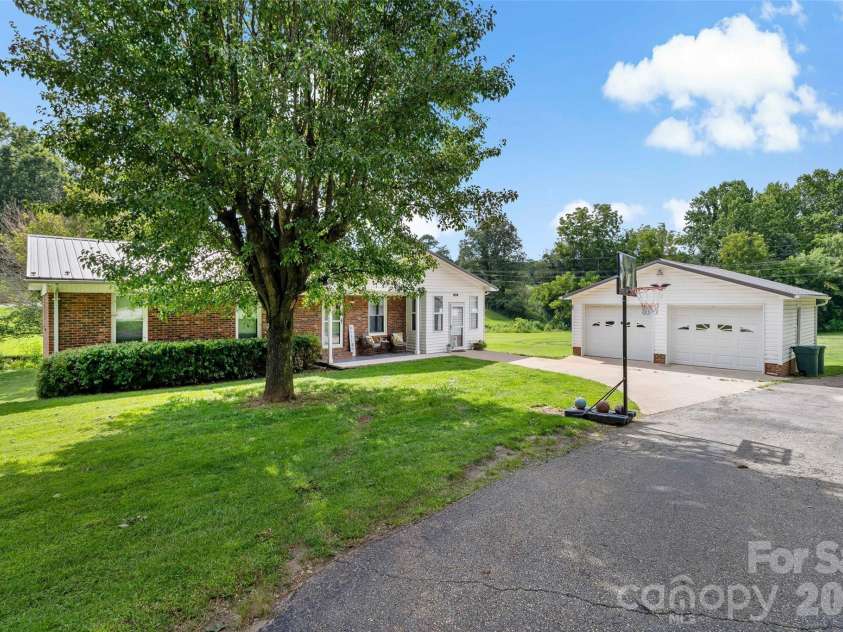 204 Quail Hollow Road, Marion, NC 28752.  MLS# CAR4409069, YatesRealty ID 46017. 