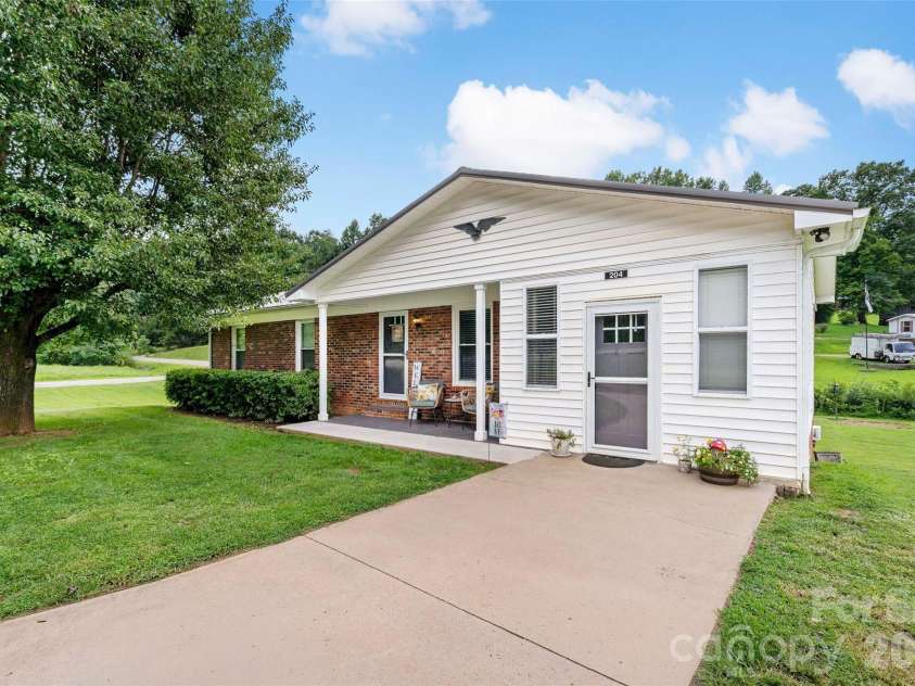 204 Quail Hollow Road, Marion, NC 28752.  MLS# CAR4409069, YatesRealty ID 46017. 