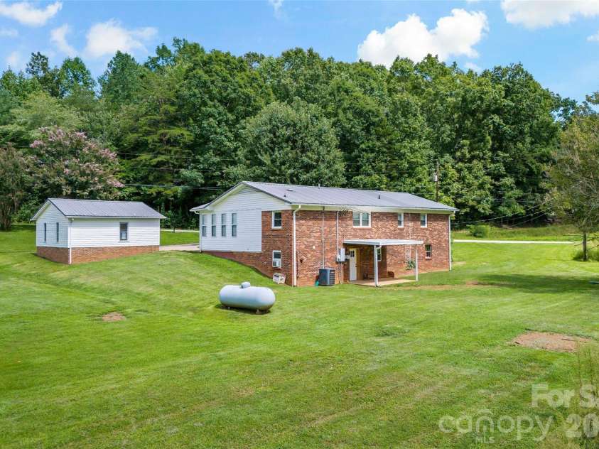 204 Quail Hollow Road, Marion, NC 28752.  MLS# CAR4409069, YatesRealty ID 46017. 