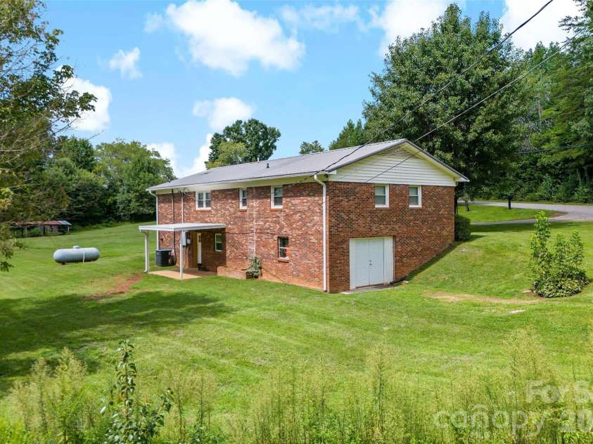 204 Quail Hollow Road, Marion, NC 28752.  MLS# CAR4409069, YatesRealty ID 46017. 