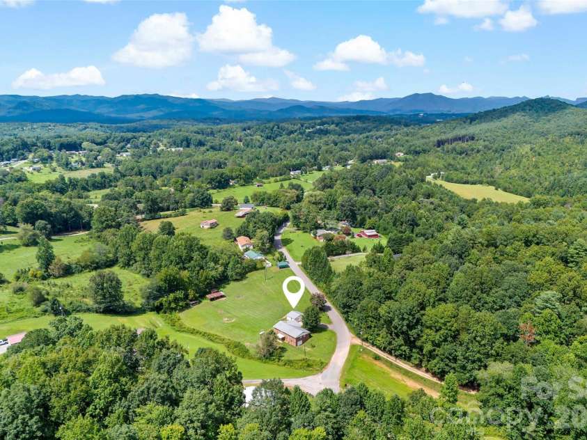 204 Quail Hollow Road, Marion, NC 28752.  MLS# CAR4409069, YatesRealty ID 46017. 