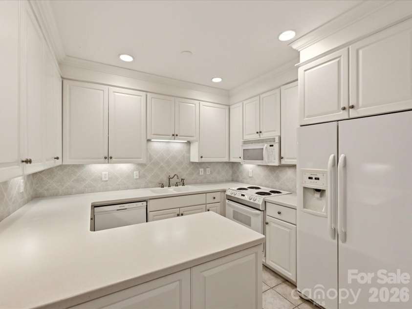 806 Cherokee Road, Charlotte, NC 28207.  MLS# CAR4415796, YatesRealty ID 46018. 