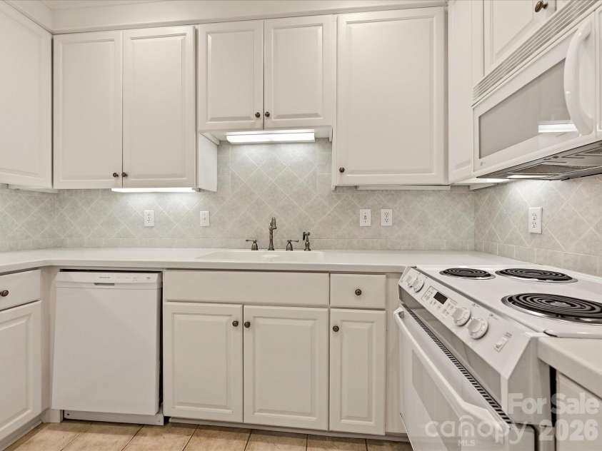 806 Cherokee Road, Charlotte, NC 28207.  MLS# CAR4415796, YatesRealty ID 46018. 