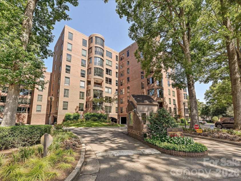 806 Cherokee Road, Charlotte, NC 28207.  MLS# CAR4415796, YatesRealty ID 46018. 800 Cherokee with attended gate house