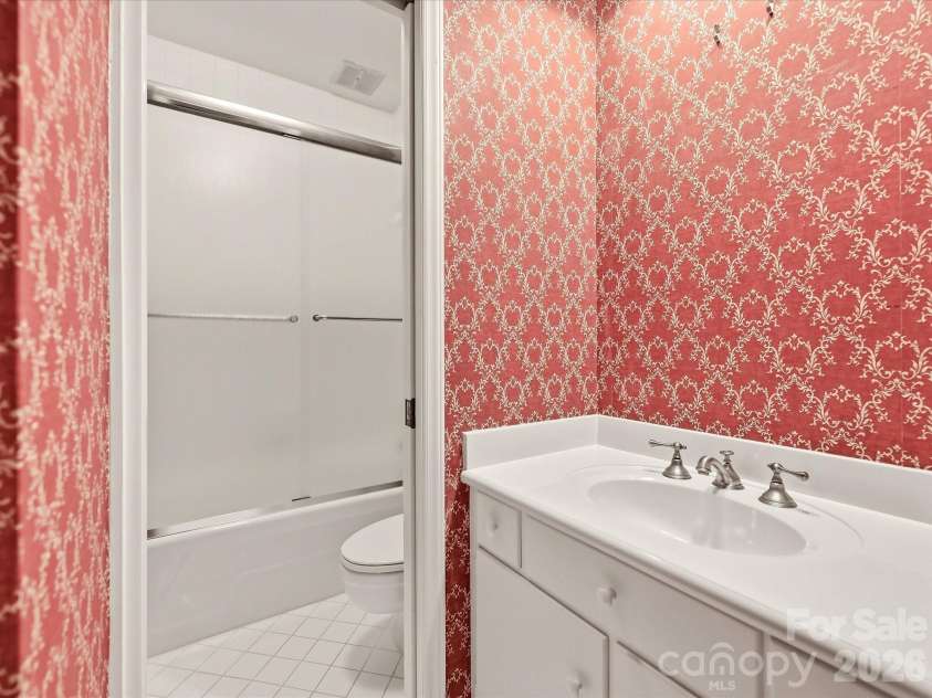 806 Cherokee Road, Charlotte, NC 28207.  MLS# CAR4415796, YatesRealty ID 46018. En-suite bath