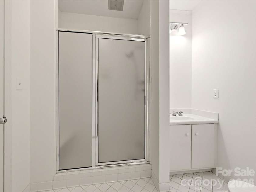 806 Cherokee Road, Charlotte, NC 28207.  MLS# CAR4415796, YatesRealty ID 46018. En-suite bath has additional door to the hall