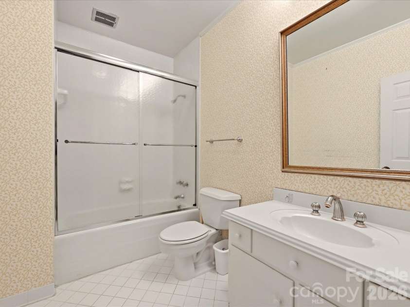 806 Cherokee Road, Charlotte, NC 28207.  MLS# CAR4415796, YatesRealty ID 46018. En-suite bathroom