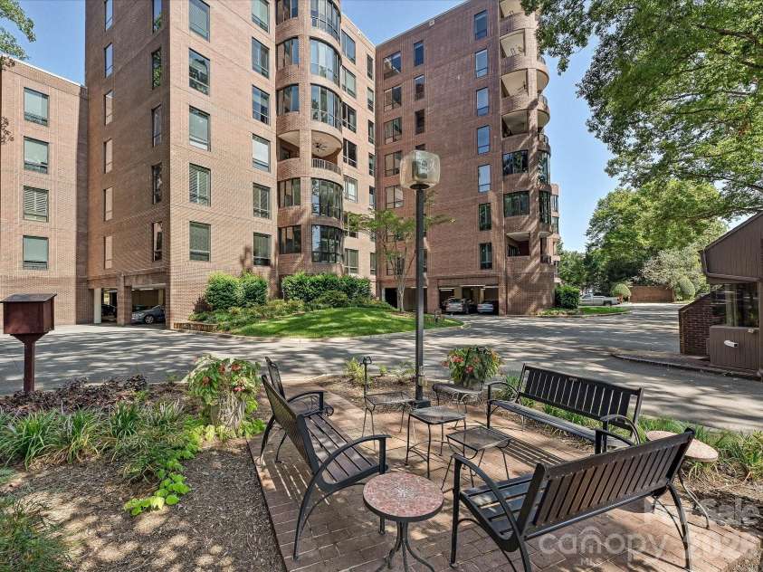 806 Cherokee Road, Charlotte, NC 28207.  MLS# CAR4415796, YatesRealty ID 46018. Gathering space to relax outside