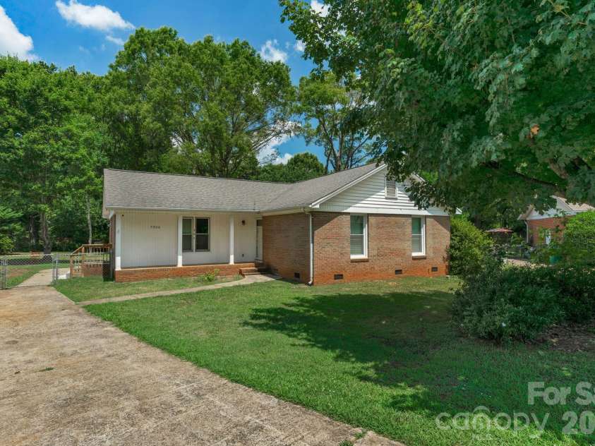 9800 Ordway Court, Charlotte, NC 28270.  MLS# CAR4405798, YatesRealty ID 46019. 
