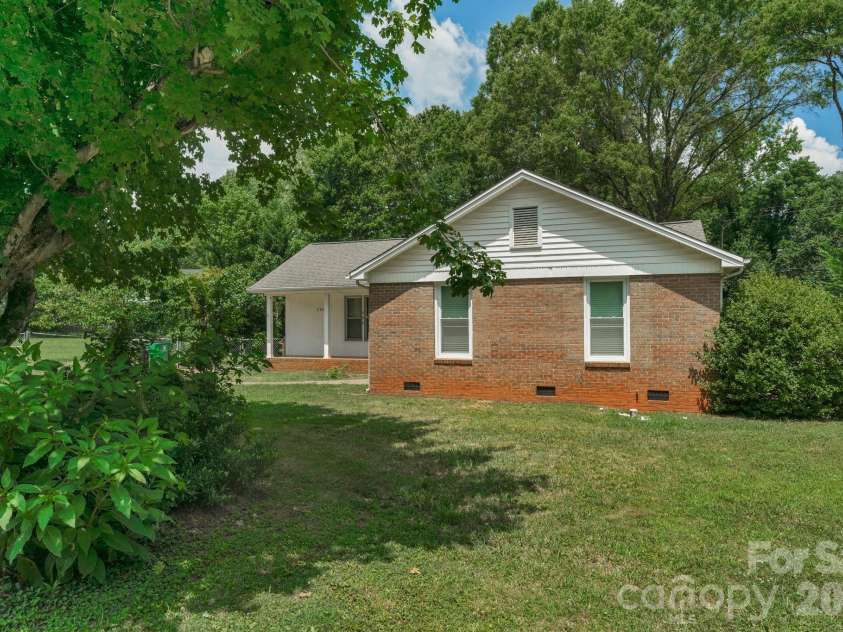 9800 Ordway Court, Charlotte, NC 28270.  MLS# CAR4405798, YatesRealty ID 46019. 