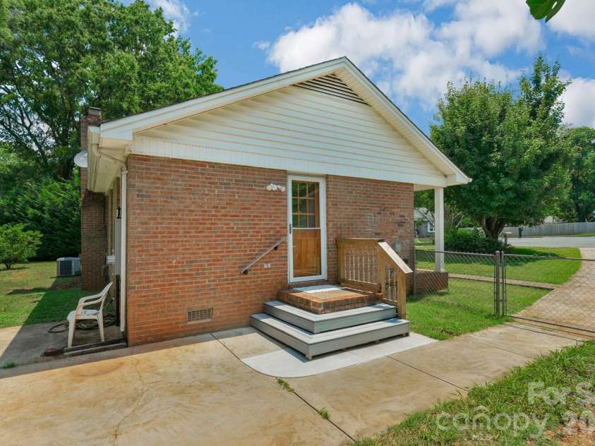 9800 Ordway Court, Charlotte, NC 28270.  MLS# CAR4405798, YatesRealty ID 46019. 