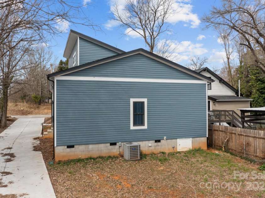 913 Wilson W Lee Boulevard, Statesville, NC 28677.  MLS# CAR4334607, YatesRealty ID 4602. 