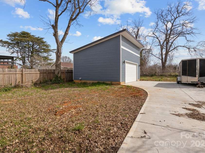 913 Wilson W Lee Boulevard, Statesville, NC 28677.  MLS# CAR4334607, YatesRealty ID 4602. 