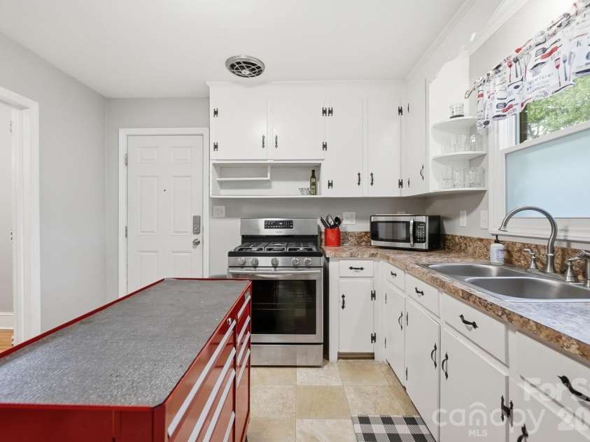 3437 Dublin Road, Charlotte, NC 28208.  MLS# CAR4416554, YatesRealty ID 46031. 