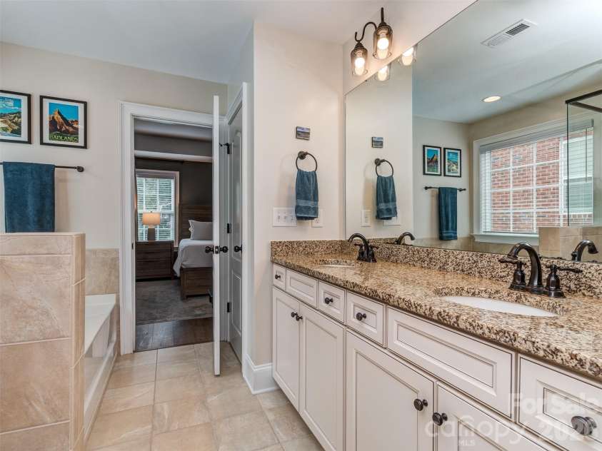 2844 Georgia Avenue, Charlotte, NC 28205.  MLS# CAR4413225, YatesRealty ID 46039. Primary bath