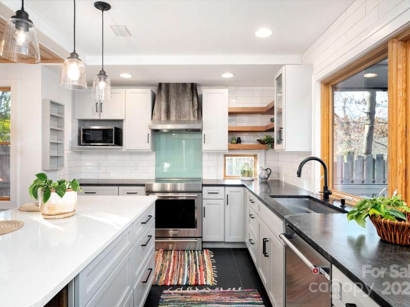 122 and 124 Shelburne Road, Asheville, NC 28806.  MLS# CAR4232938, YatesRealty ID 4604. Lots of Cabinet and Counter Space