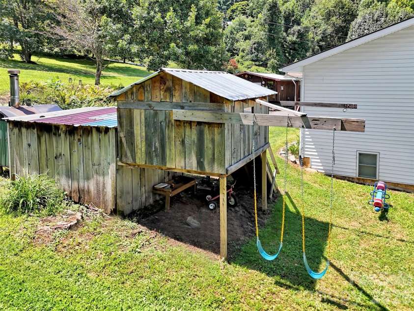 555 Acres View Drive, Waynesville, NC 28786.  MLS# CAR4417073, YatesRealty ID 46045. 