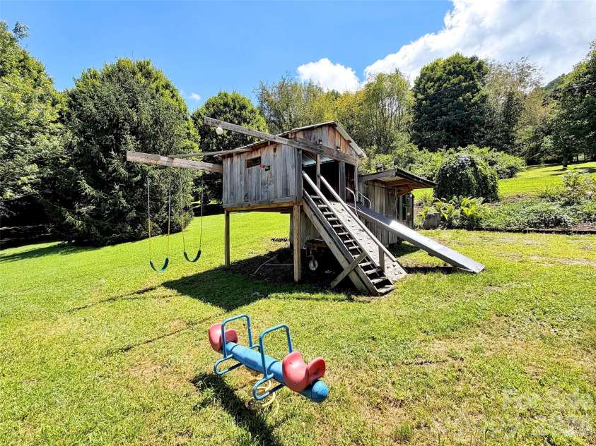 555 Acres View Drive, Waynesville, NC 28786.  MLS# CAR4417073, YatesRealty ID 46045. 