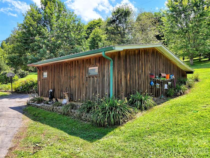 555 Acres View Drive, Waynesville, NC 28786.  MLS# CAR4417073, YatesRealty ID 46045. 