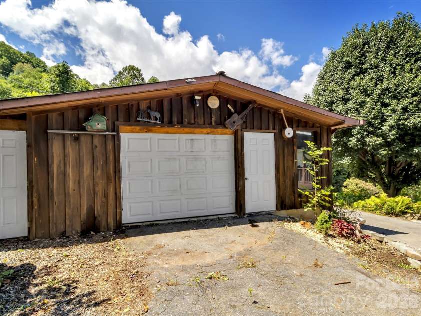 555 Acres View Drive, Waynesville, NC 28786.  MLS# CAR4417073, YatesRealty ID 46045. 