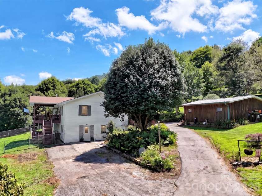 555 Acres View Drive, Waynesville, NC 28786.  MLS# CAR4417073, YatesRealty ID 46045. 
